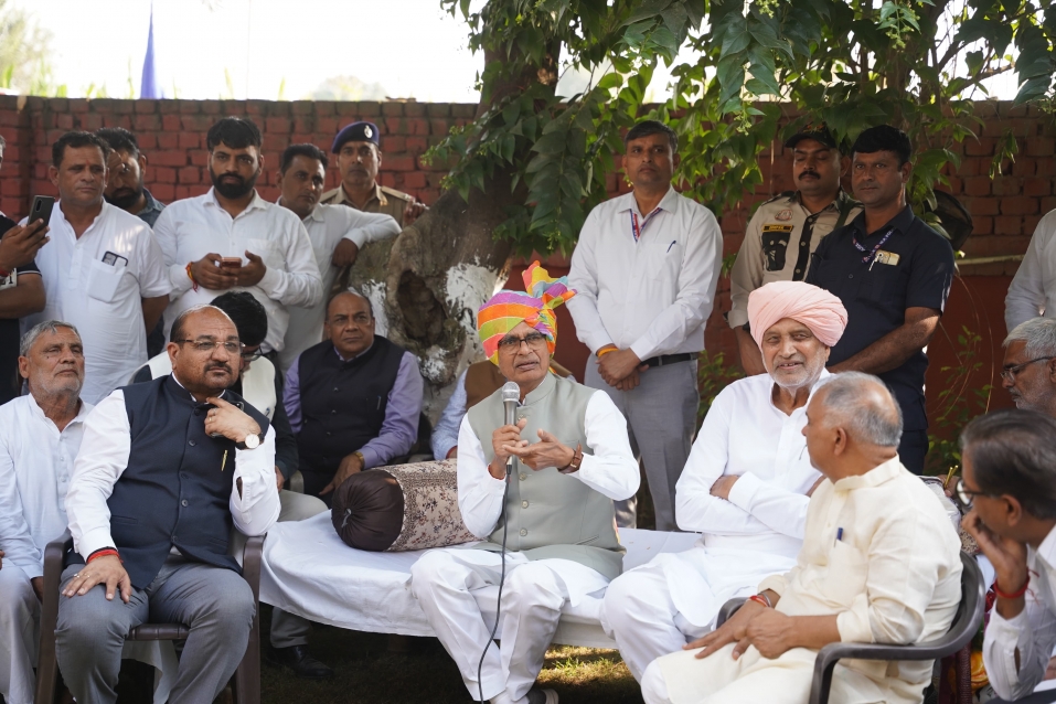 करनाल में 'खेत बचाओ अभियान' के दौरान केंद्रीय कृषि मंत्री शिवराज...